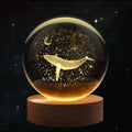Veilleuse boule cristal gravée lune et baleine avec éclairage tamisé