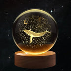 Veilleuse boule cristal gravée lune et baleine avec éclairage tamisé
