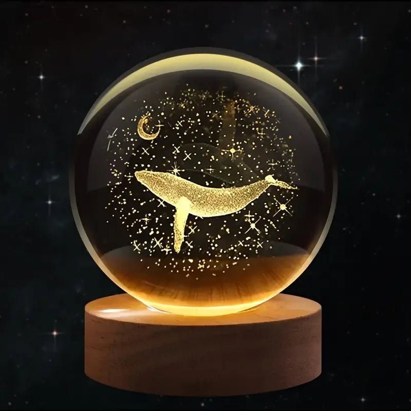 Veilleuse boule cristal gravée lune et baleine avec éclairage tamisé